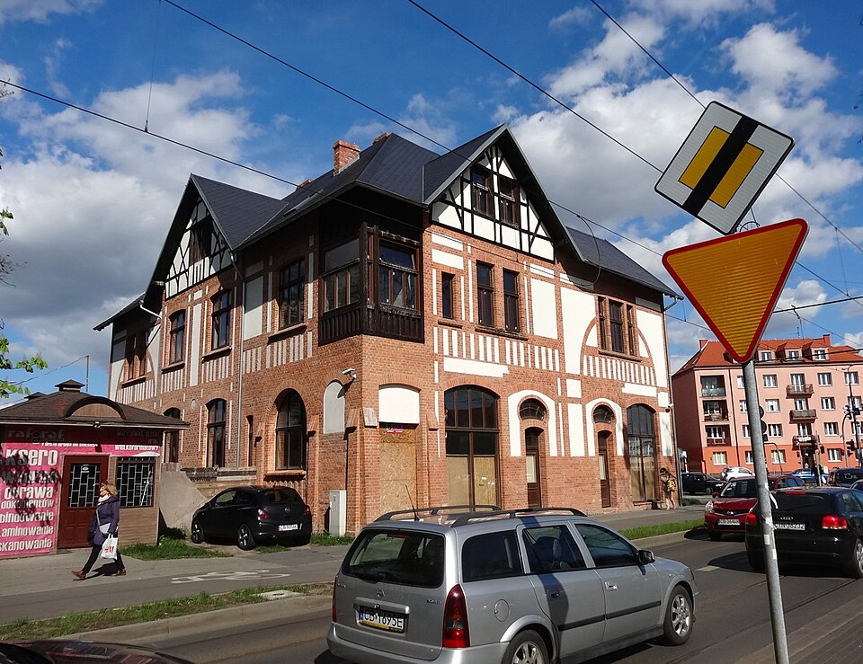 File:Bdg UKW Chodkiewicza 1 5-2015.jpg