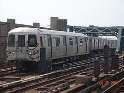 R46 G train switching tracks at Fourth Avenue, when G service terminated at Smith–Ninth Streets prior to July 2009
