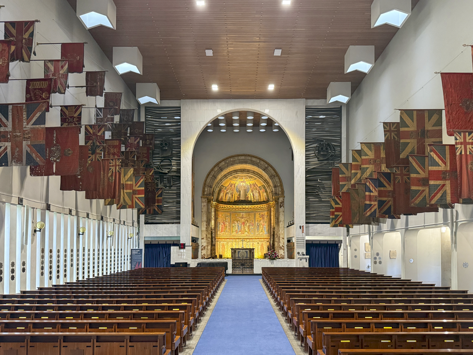 File:Guards Chapel Interior, London.png