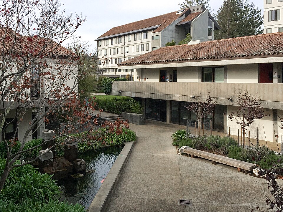 File:Porter College Courtyard.jpg