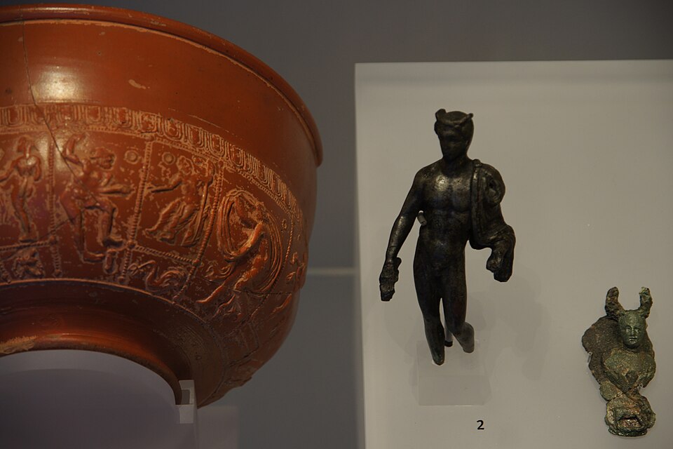 File:Roman artifacts - Museum of Scotland.jpg
