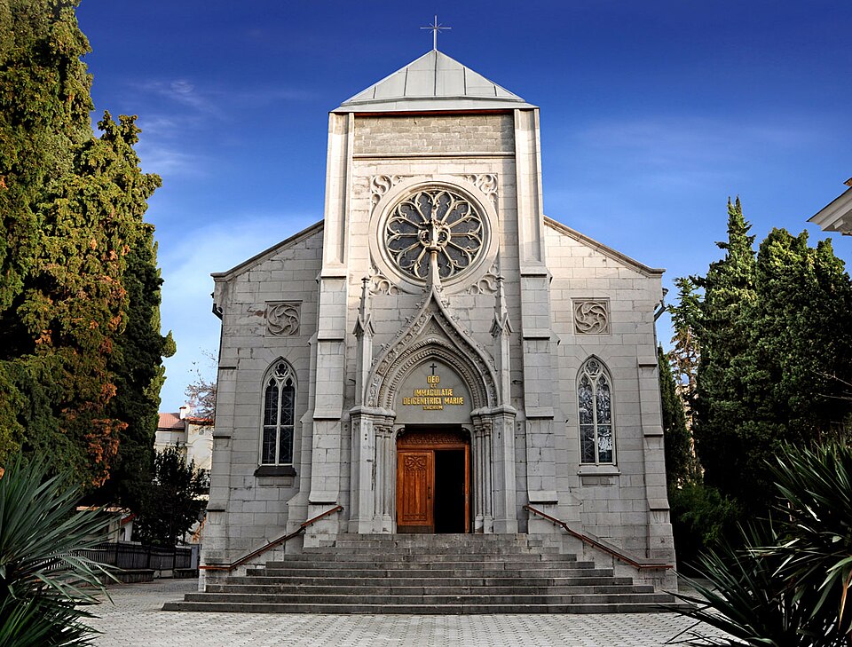 File:Yalta-catholic church.jpg