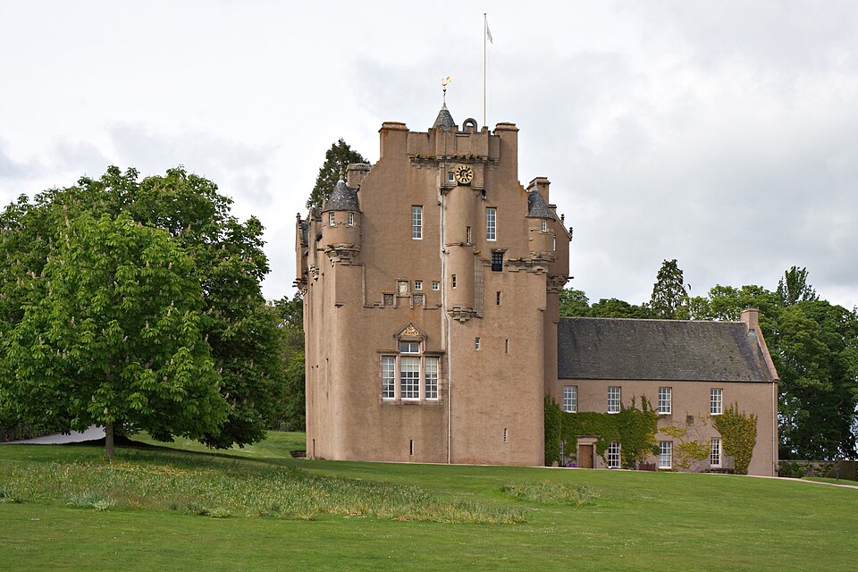 File:Crathes Castle.jpg