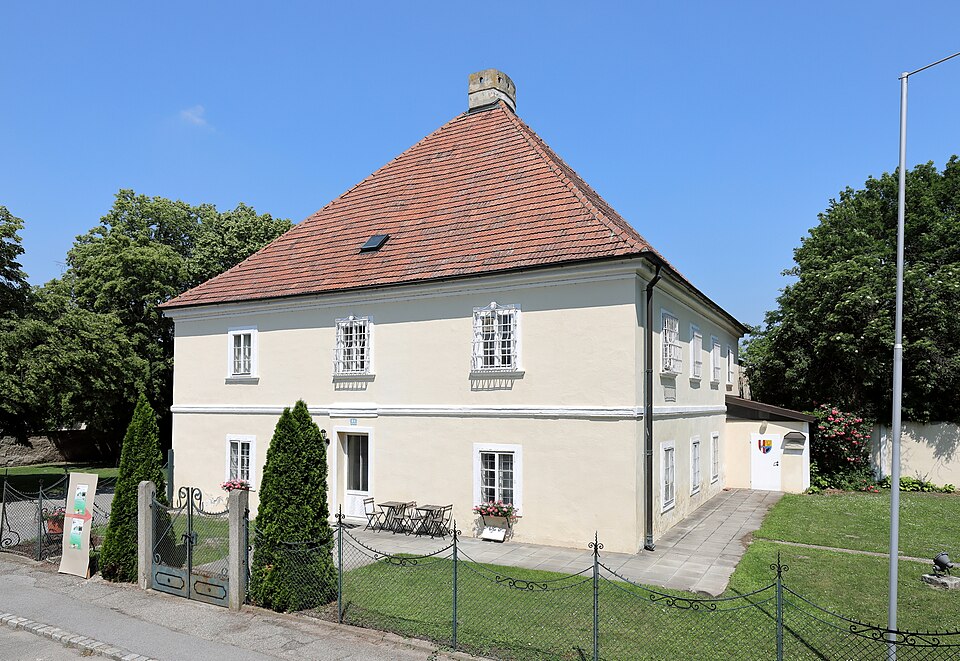 File:Obersiebenbrunn - Priesterhaus.JPG
