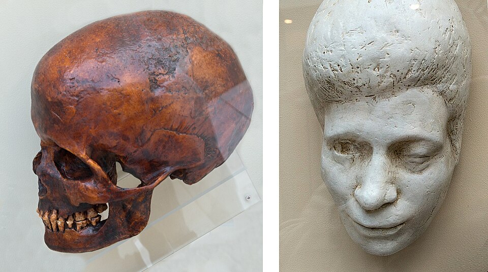 File:Reconstruction, Dolní Věstonice.jpg