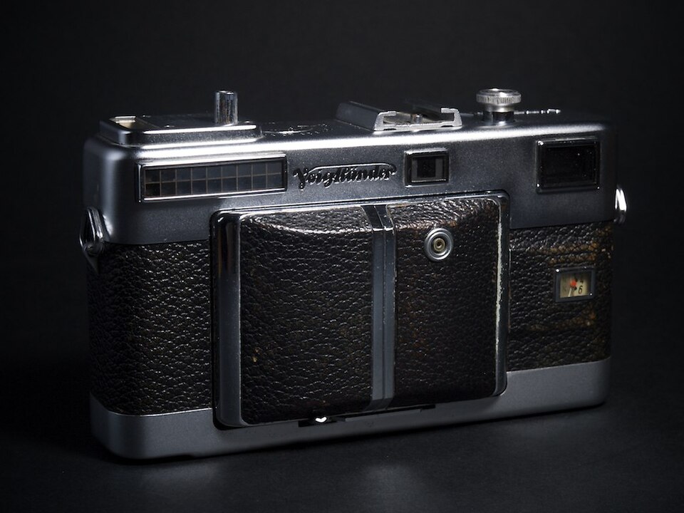 File:Voigtländer Vitessa L, oblique front, closed.jpg