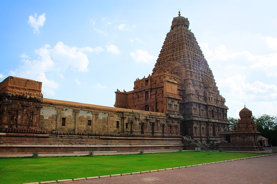 File:Bragadeeshwara temple at Thanjavur.jpg