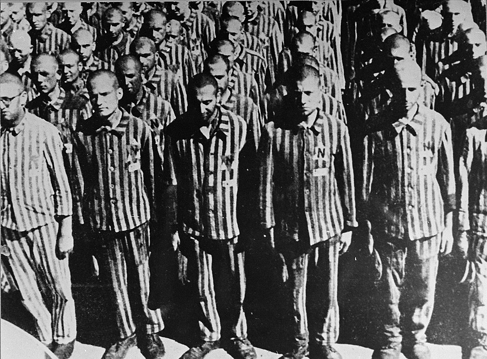 File:Buchenwald Prisoners 83718.jpg