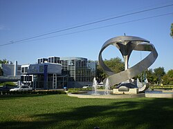 Monument to the Apple and the Museum of Natural History, one of the world's foremost dinosaur fossil displays