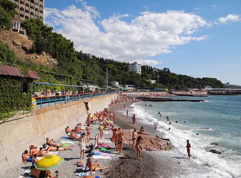 File:Koreiz - beach3.jpg