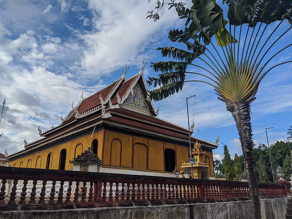 File:Outside view of Wat Moha Liep.jpg