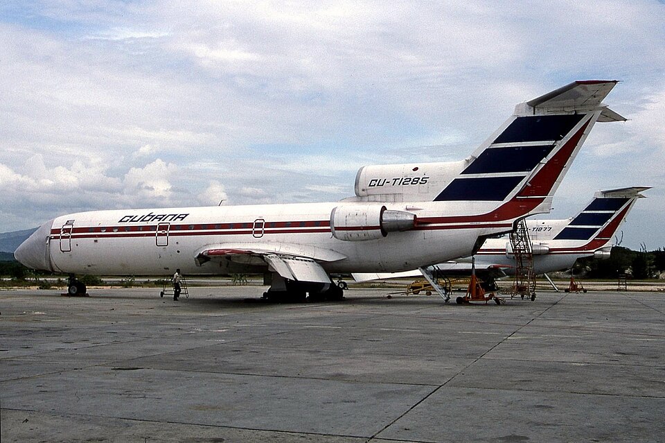 File:Yak-42D CU-T1285, Santiago de Cuba 14Dec93.jpg