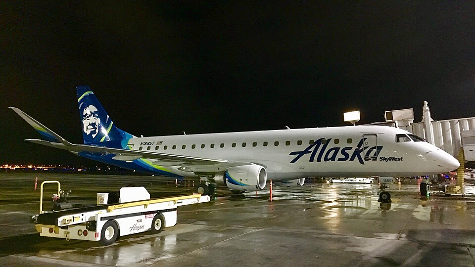File:Alaska SkyWest E75 in Fresno.jpg