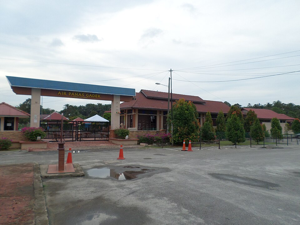 File:Gadek Hot Spring.JPG