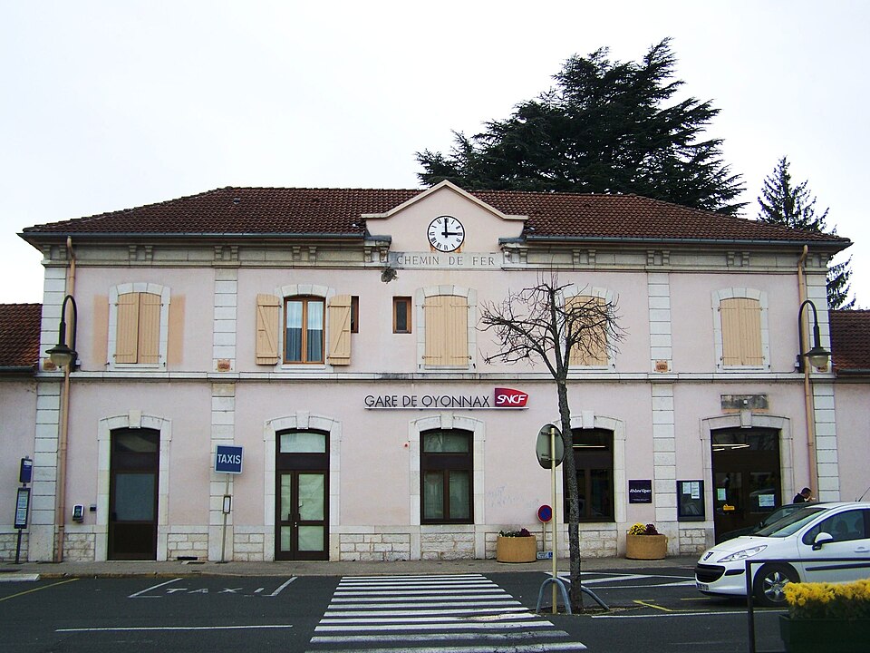 File:Gare de Oyonnax (01).JPG