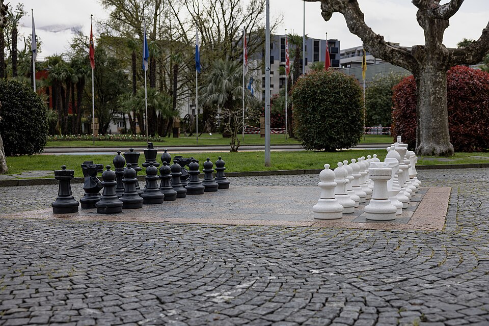 File:Gioco di scacchi di strada, Locarno.jpg