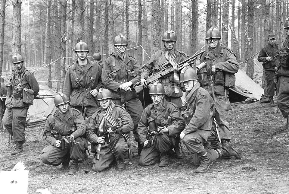 File:Militairen van 11 Pantserinfanteriebataljon Garderegiment.jpg