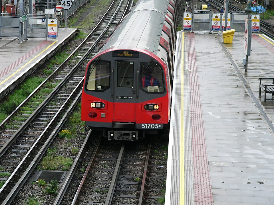 File:1995ts at Finchley Central.jpg