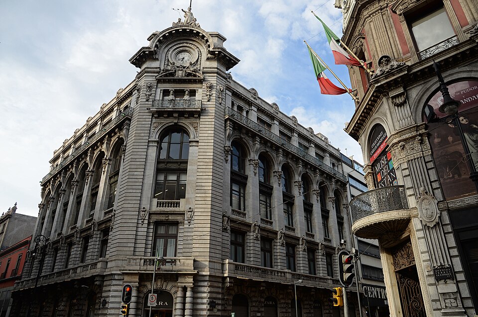 File:ASb241-Na ulicach centrum Mwxico City.jpg
