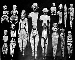 Early Naqada I statuettes. Petrie dated these statuettes to SD 31-34.