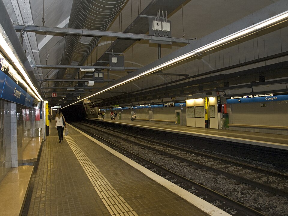 File:Congrés station platforms.jpg