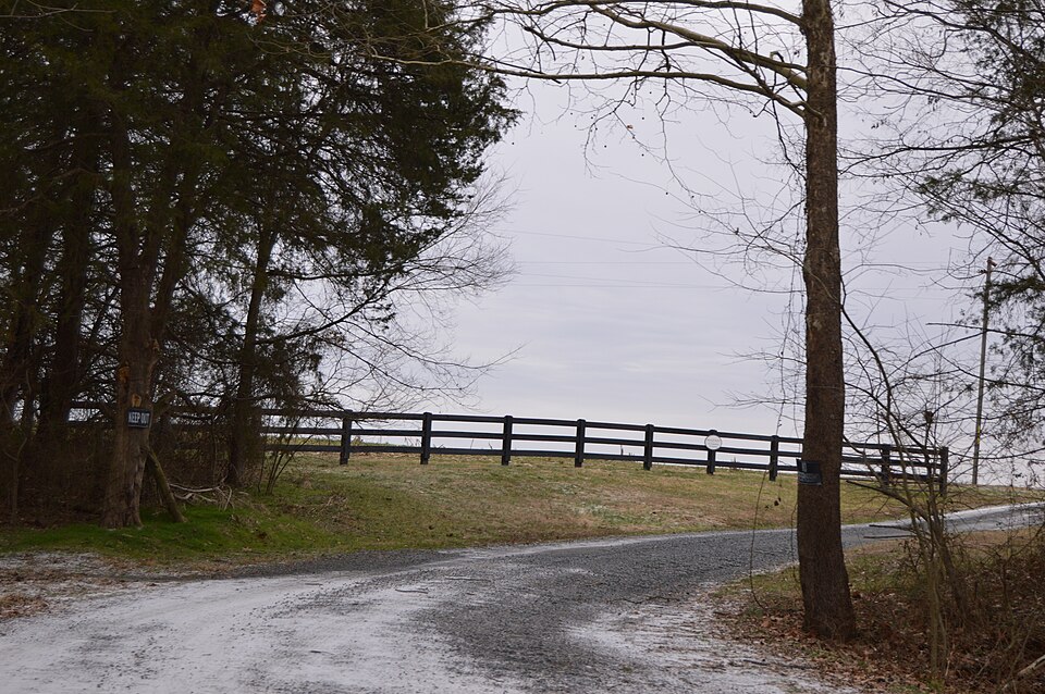 File:Entrance to Greenville driveway.jpg