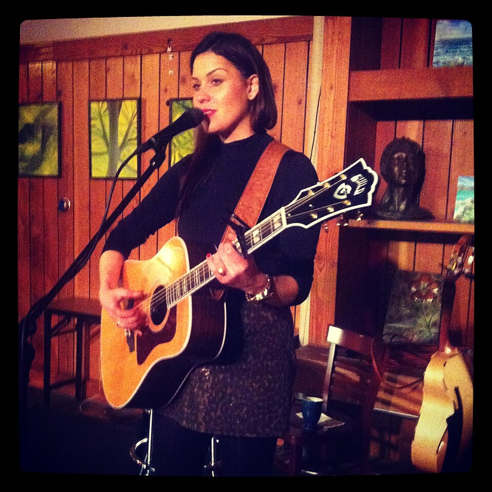 File:Aly Tradros at New Leaf Cafe.JPG