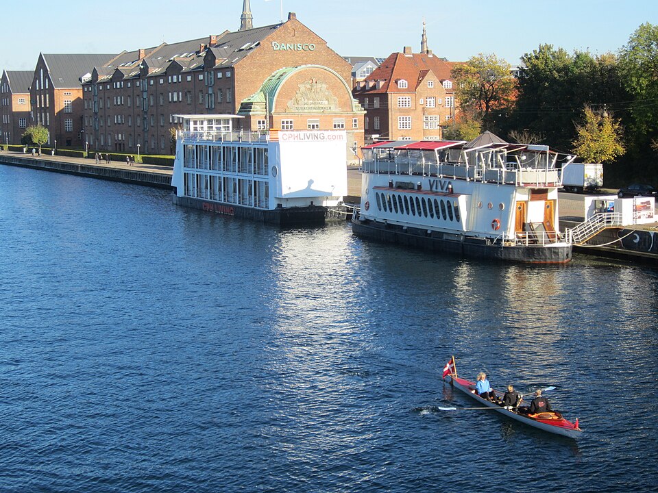 File:Applebys Plads - ships.jpg