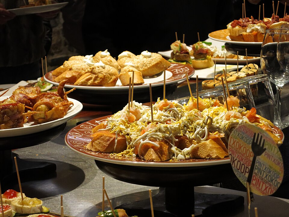 File:Barra de pintxos Donosti 07.JPG