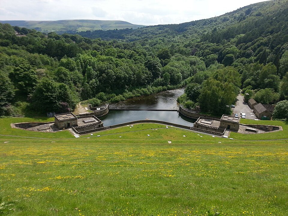 File:Ladybower Overflow Valve Houses.jpg