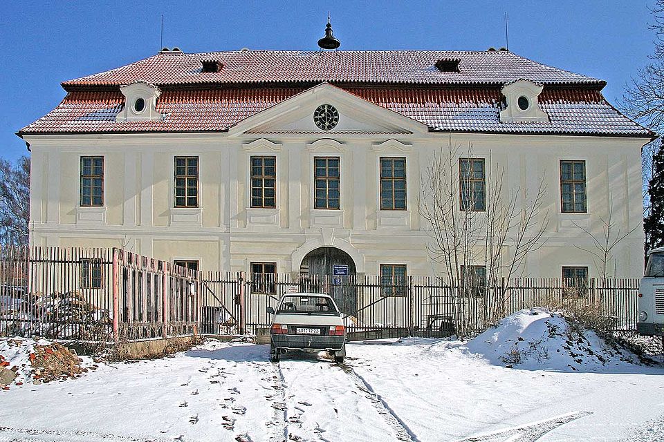 File:Zámek Bečváry.jpg