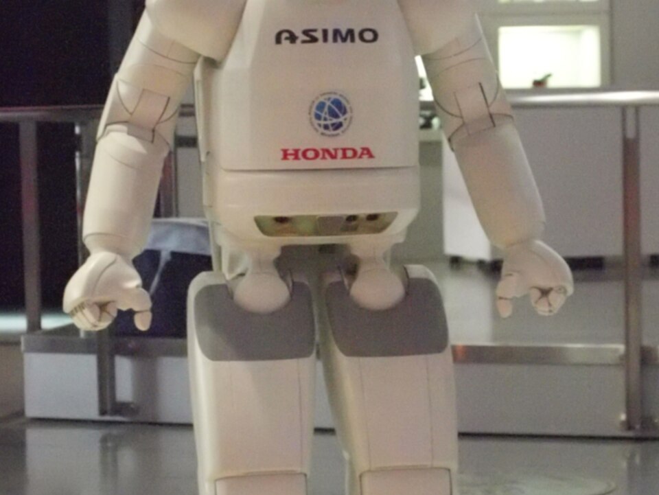 File:ASIMO ground and ultrasonic sensors.jpg