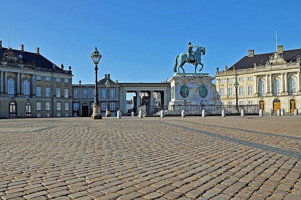 File:Amalienborg Slotsplads.jpg