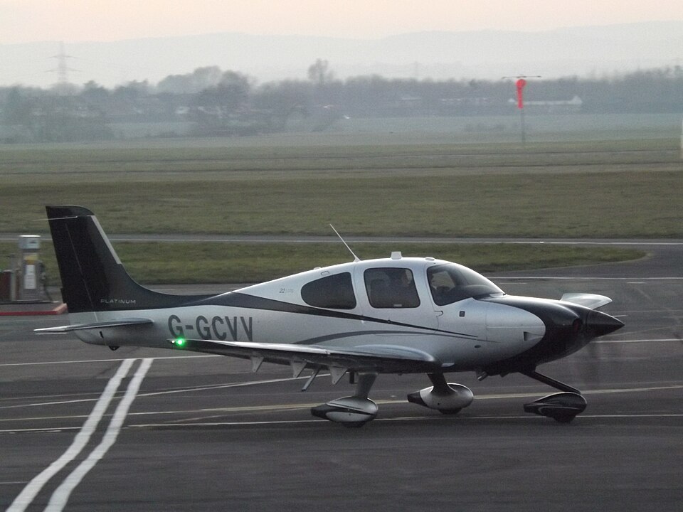 File:G-GCVV Cirrus SR22 (24555319436).jpg