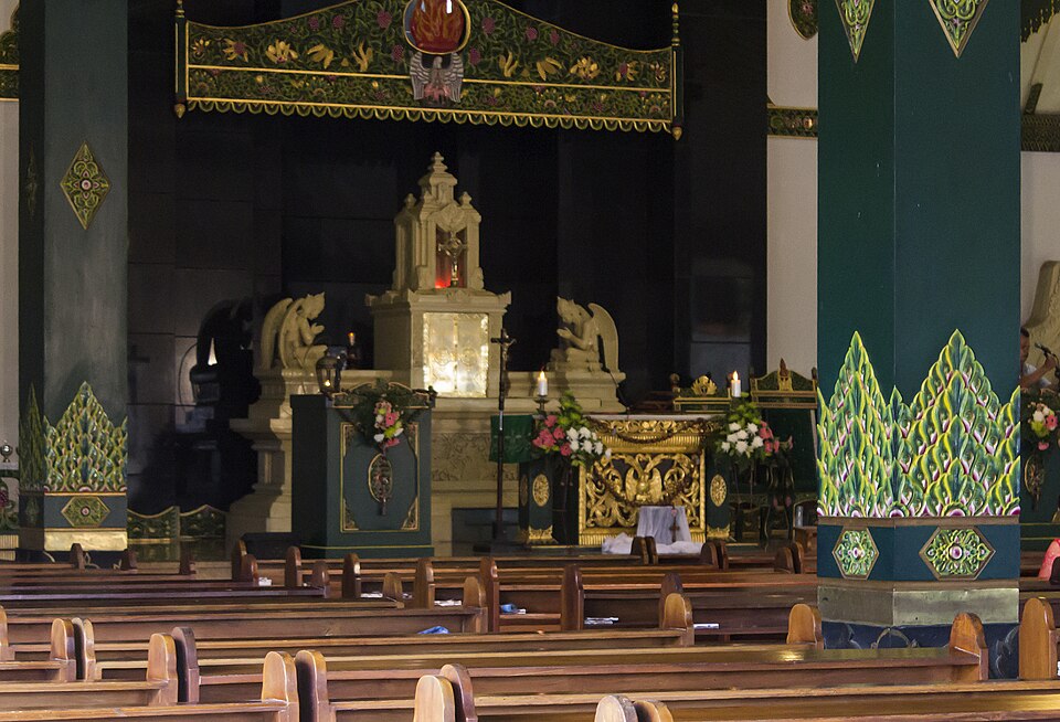 File:Ganjuran Church, interior.jpg