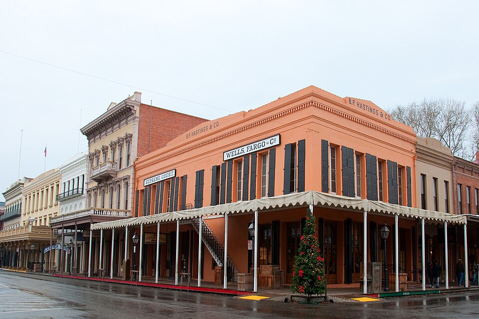 File:Sacramento old town 12-25-10 (9Wiki b.jpg