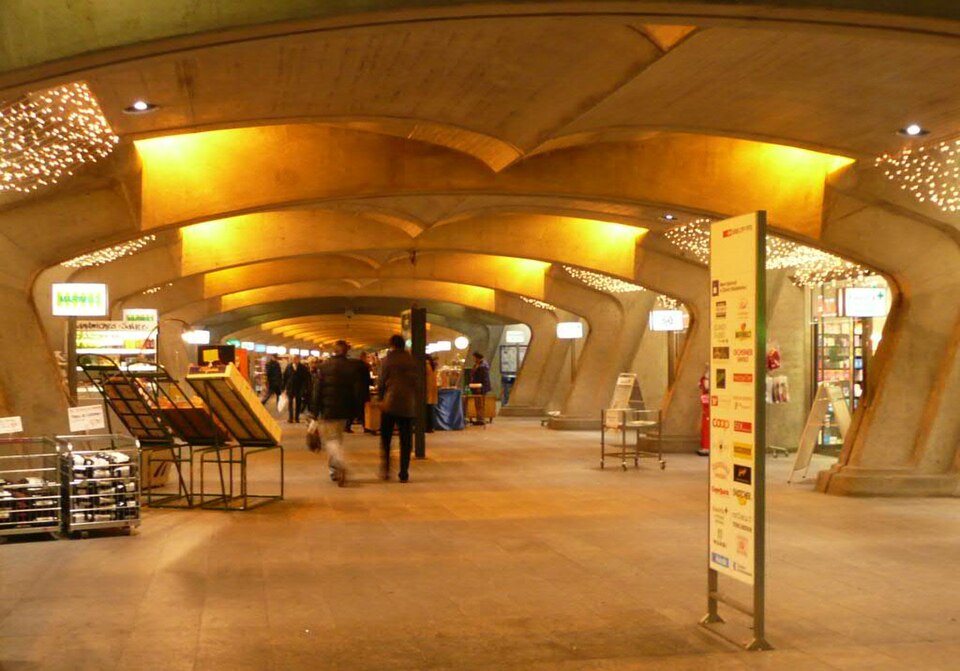 File:Bahnhof Stadelhofen.jpg