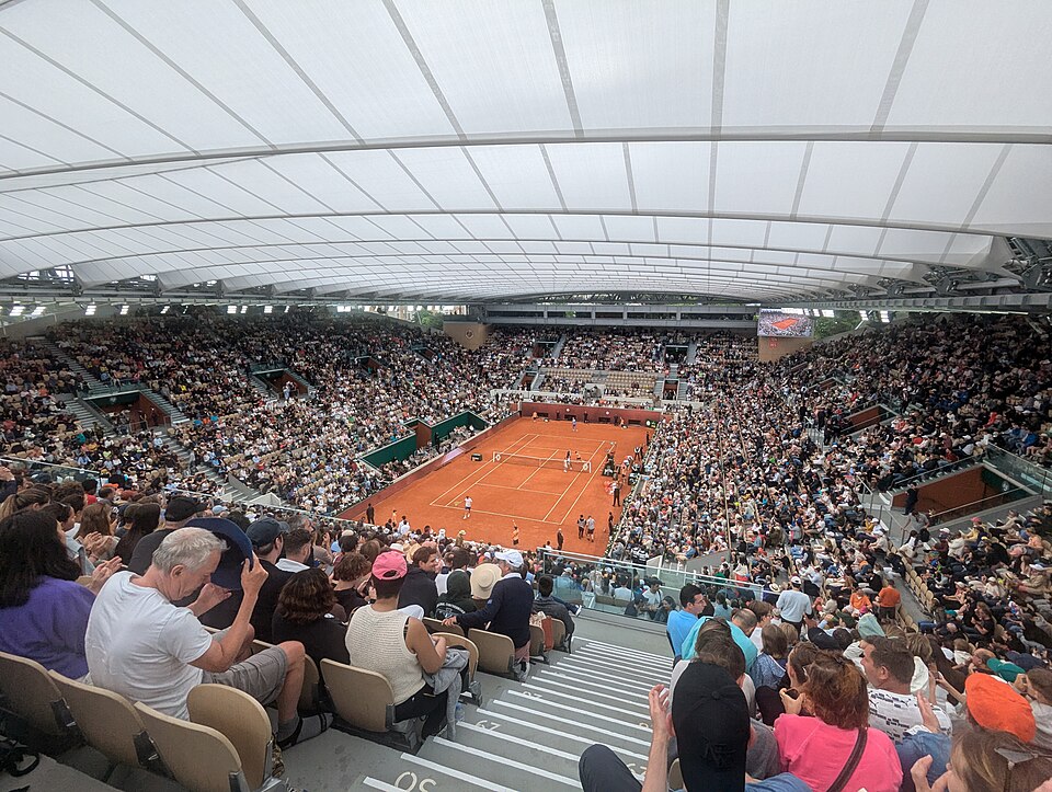File:Court Suzanne-Lenglen avec le toit fermé.jpg