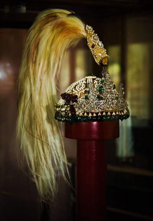 File:Crown of Kingdom of Nepal "श्रीपेच".jpg