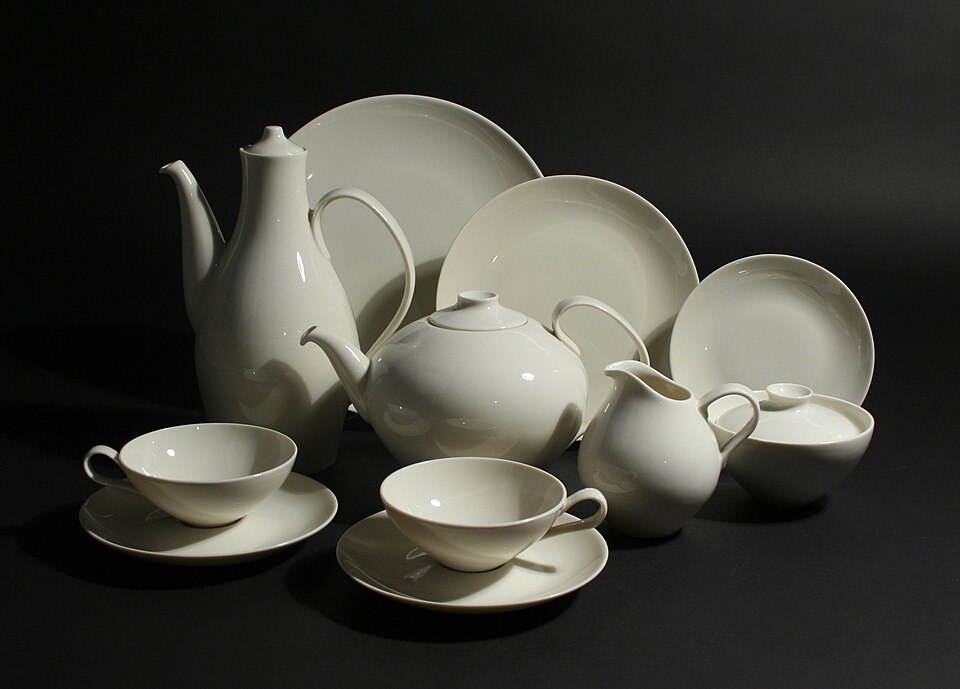 File:Eva Zeisel Castleton Museum white.jpg