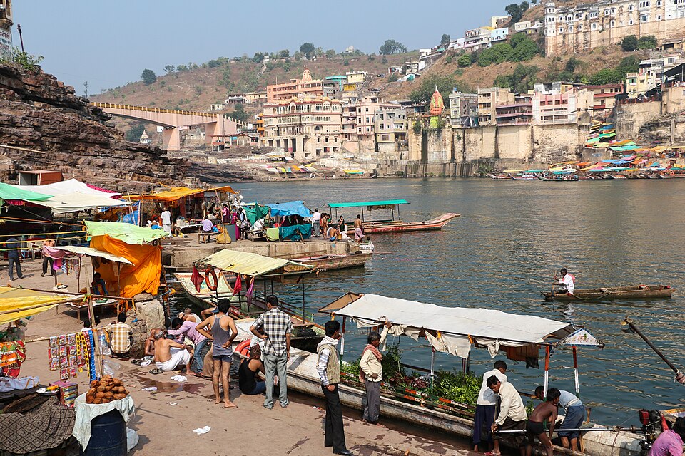 File:Gomukh ghat, Omkareshwar 02.jpg