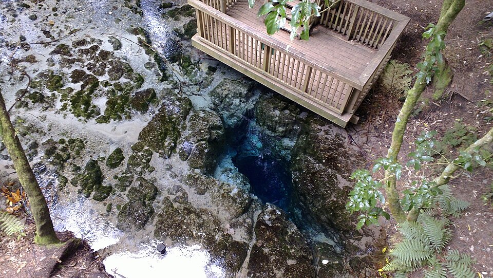 File:Hangarua Spring.jpg