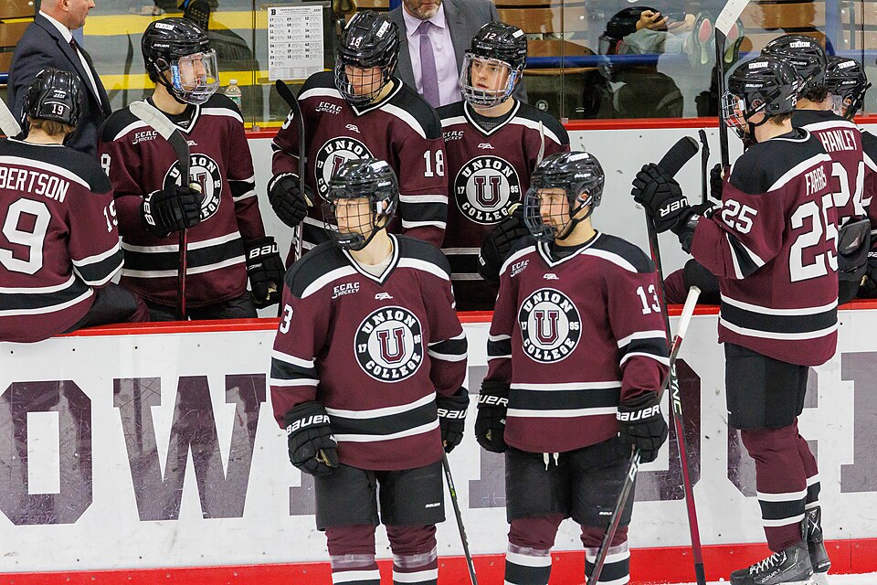 File:Union Dutchmen men's ice hockey players.jpg