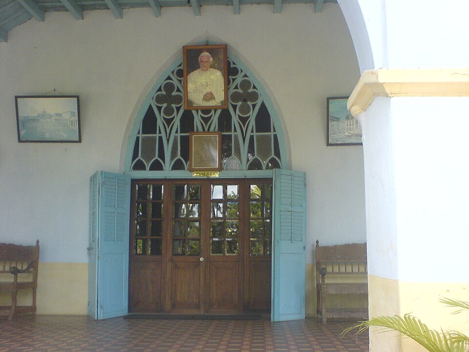 File:Bishop's House, Fort Kochi.jpg
