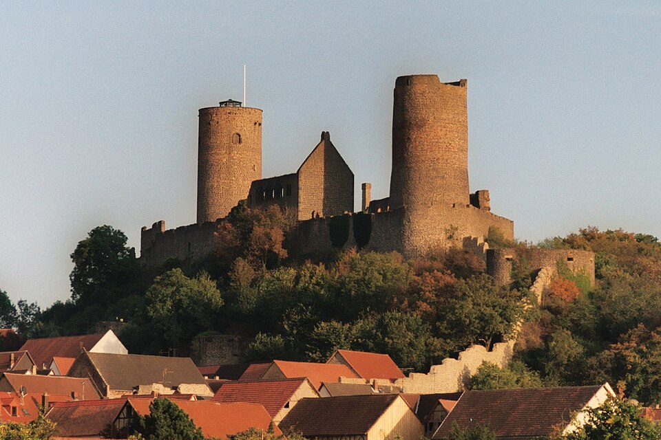 File:Burg-Muenzenberg-F-22-B-12-2003-09-15.jpg