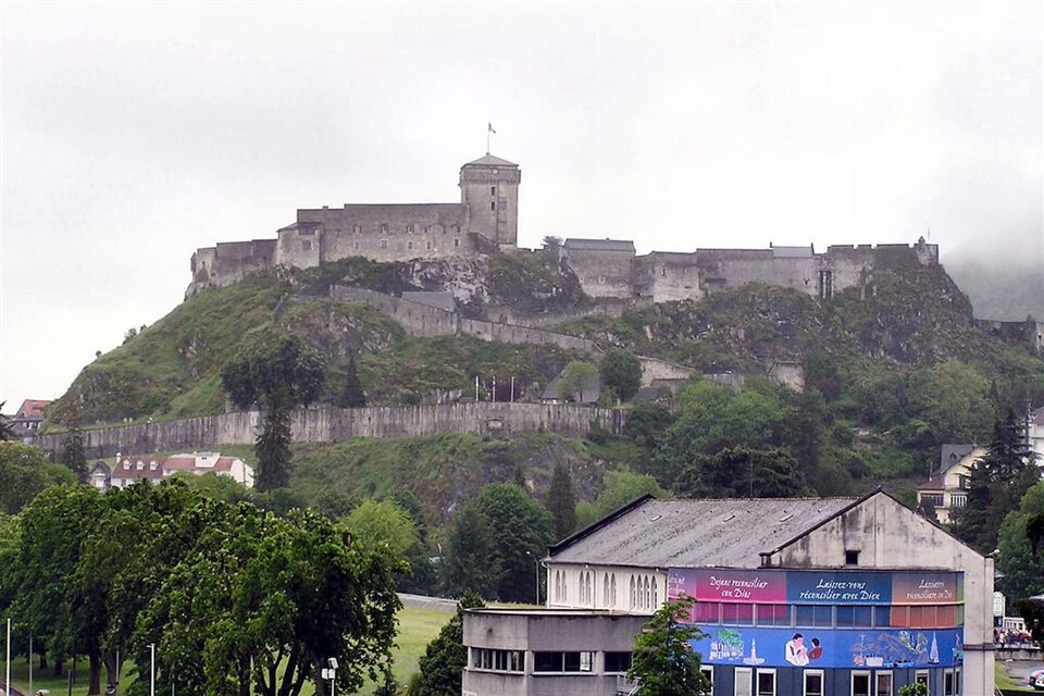 File:Chateau lourdes.jpg