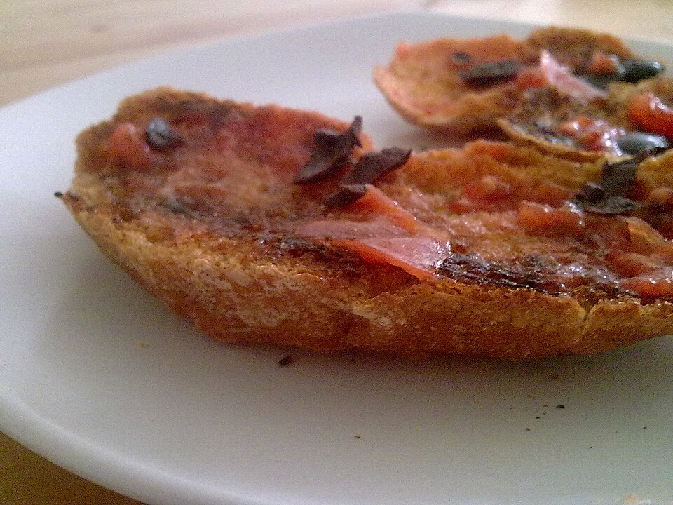 File:Pà amb tomàquet con aceitunas (5945922148).jpg