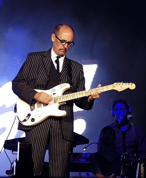 File:Andy Fairweather-Low, July 02 2006.jpg