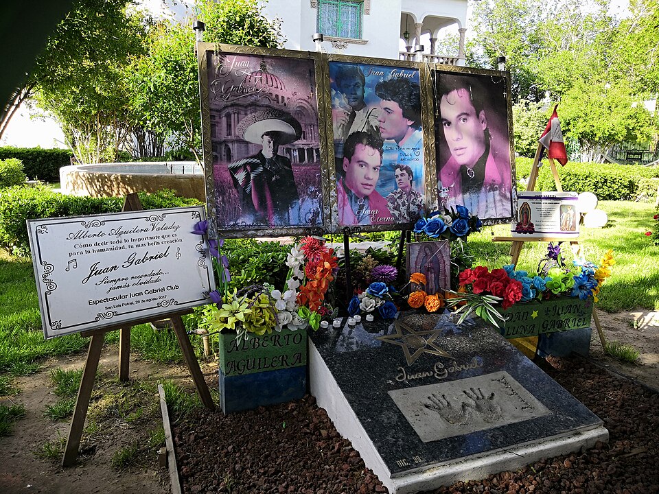 File:Casa de Juan Gabriel.jpg