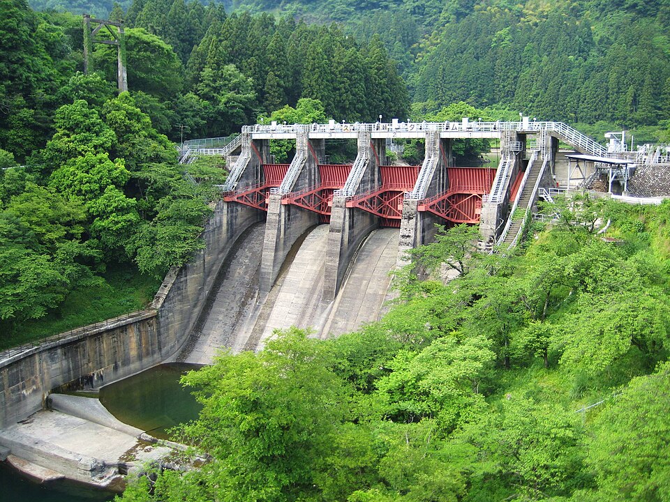 File:Kuze Dam left view.jpg